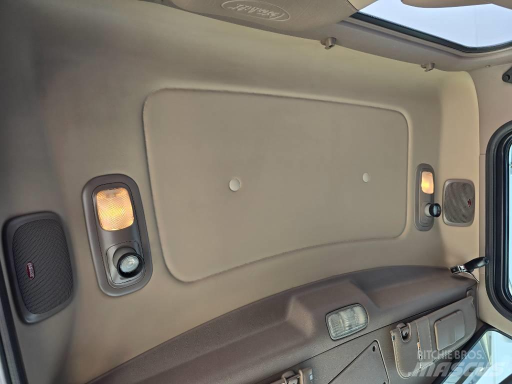 Peterbilt 389 Trekkers