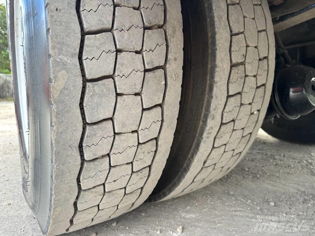 Ford F 750 XL SD Vlakke laadvloer met kraan