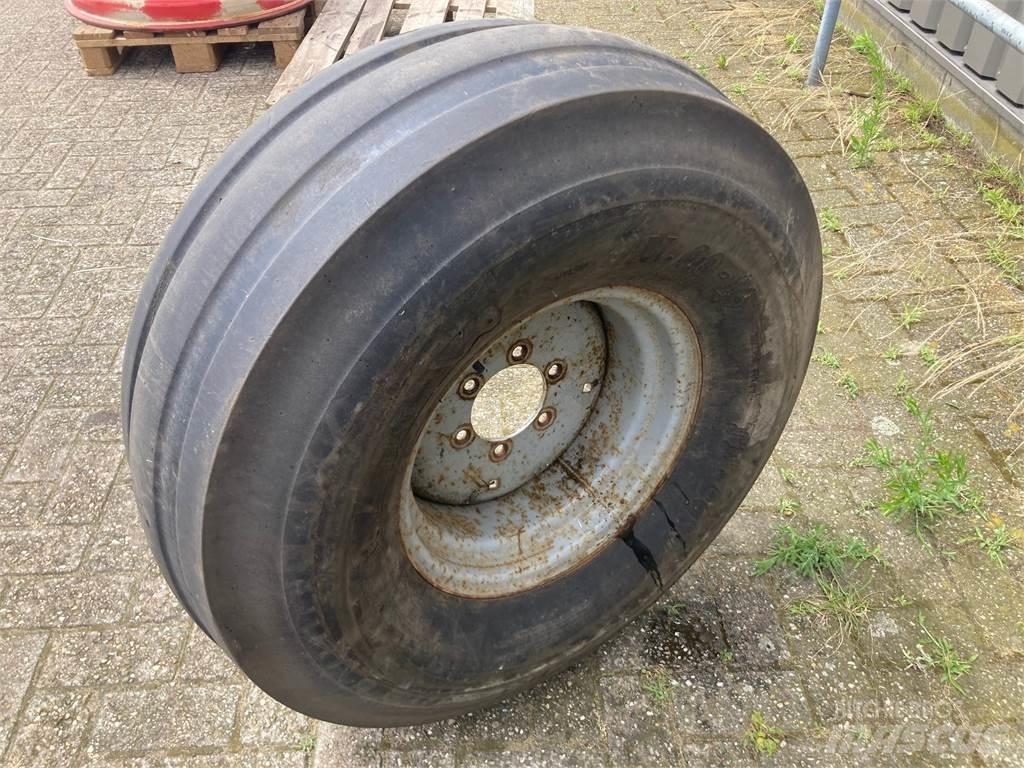 BKT 11.00-16 Banden, wielen en velgen