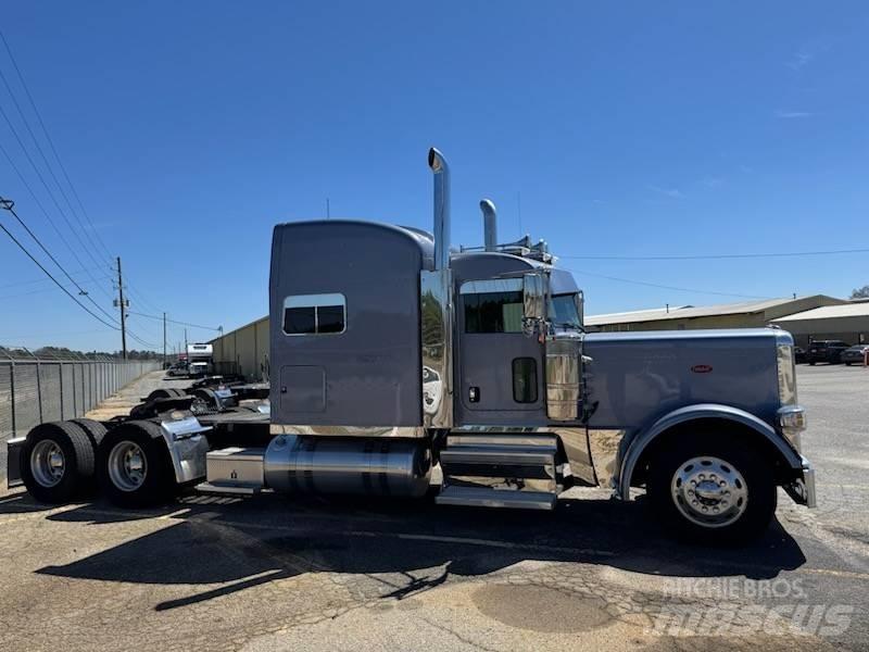 Peterbilt 389 Trekkers
