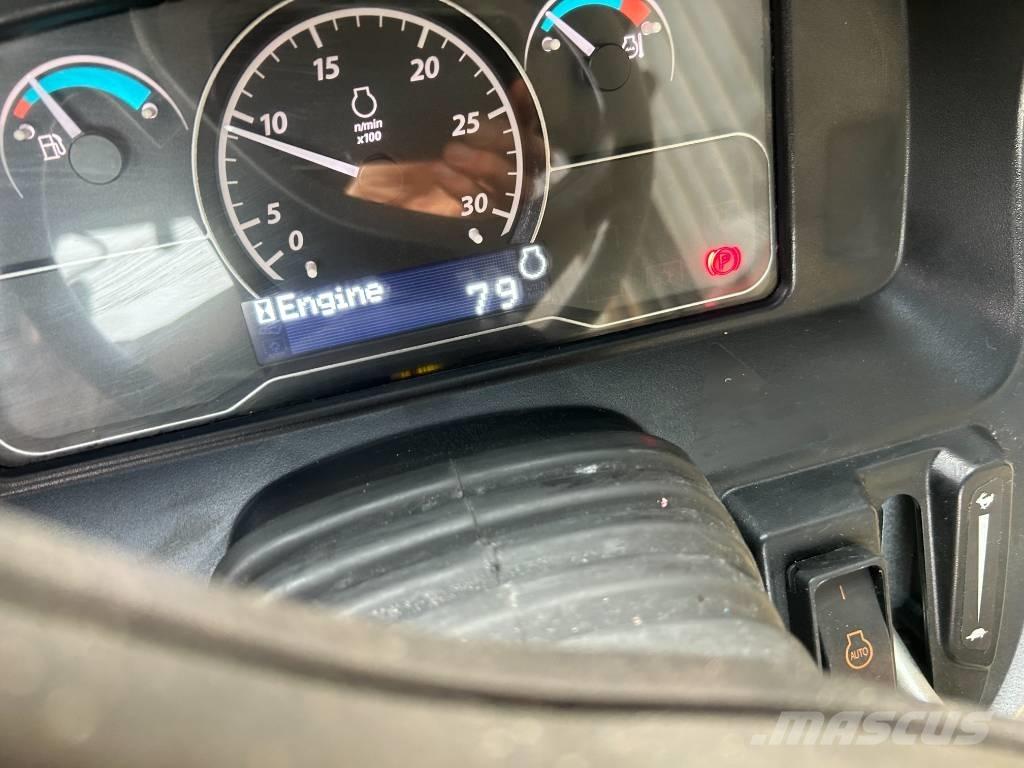 John Deere 2038R Compacttrekkers