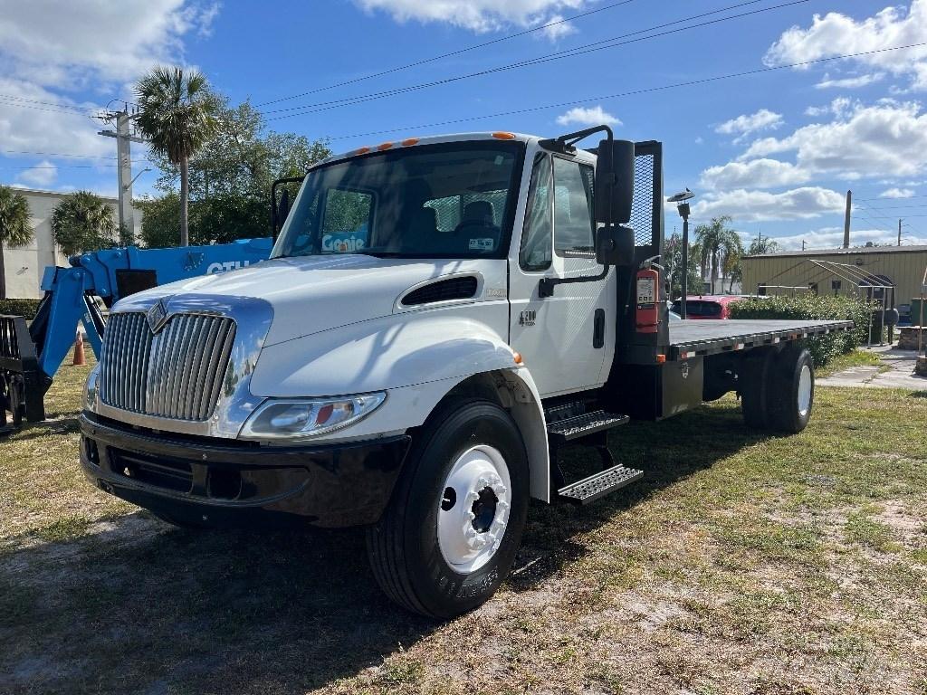 International 4200 Platte bakwagens