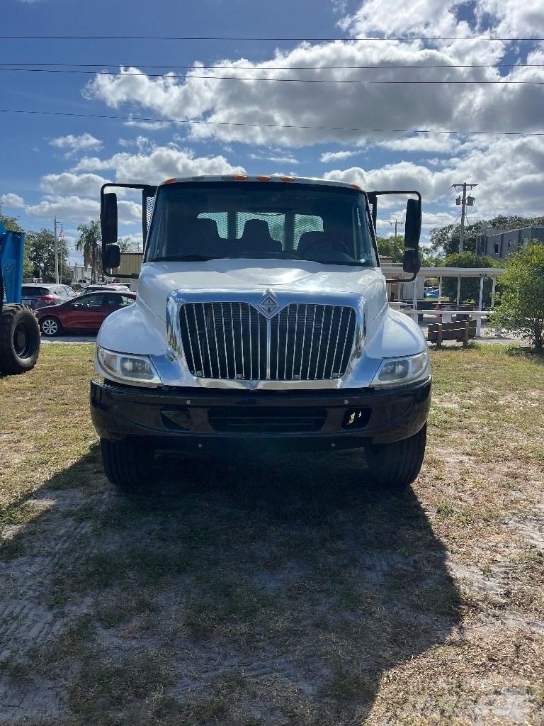 International 4200 Platte bakwagens