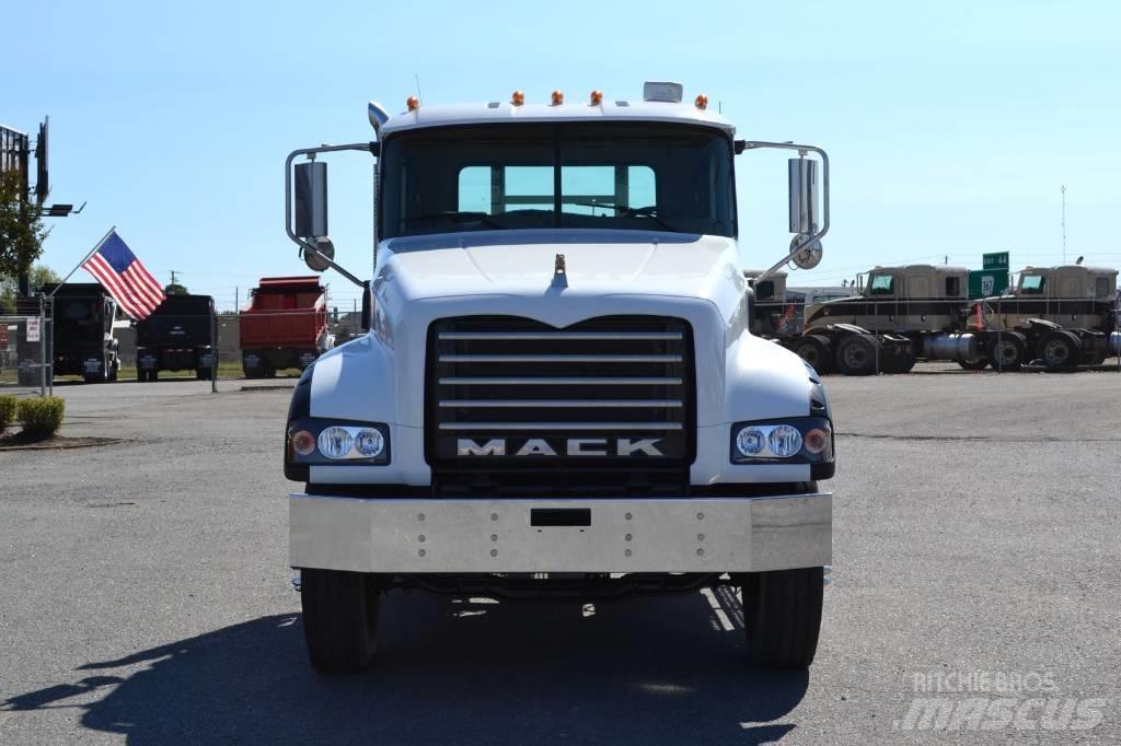 Mack Granite GU 713 Trekkers