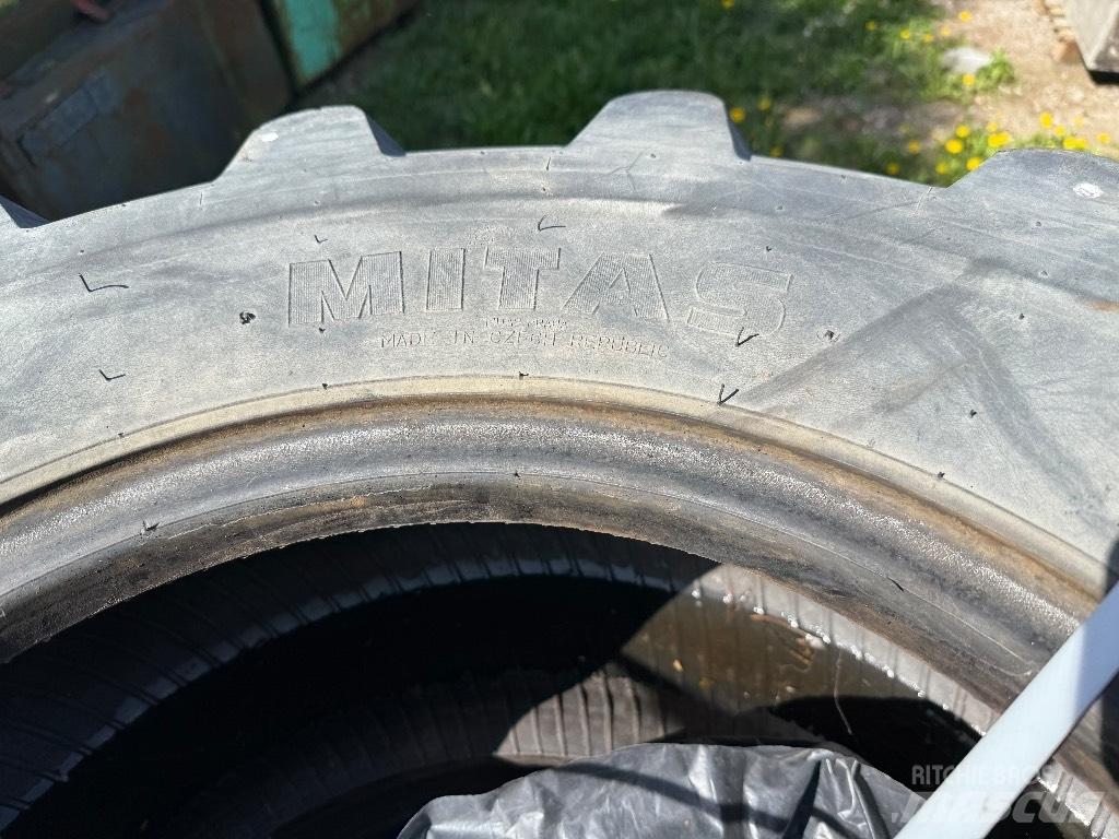 Mitas 405/70-20 Banden, wielen en velgen