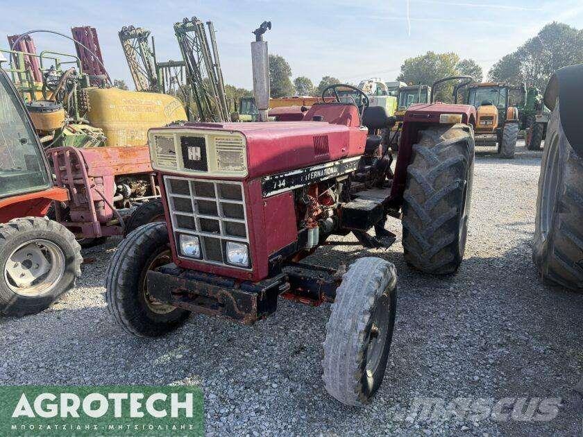 International 724 Tractoren