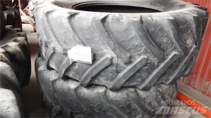 BKT 710/70R42 Banden, wielen en velgen