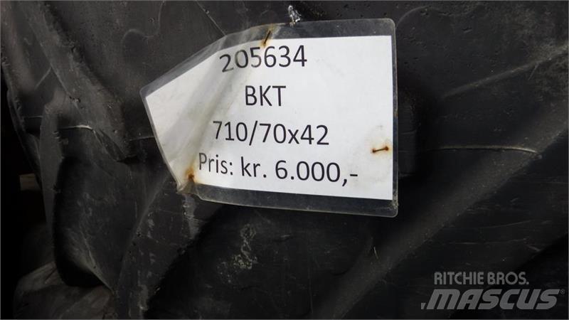 BKT 710/70R42 Banden, wielen en velgen