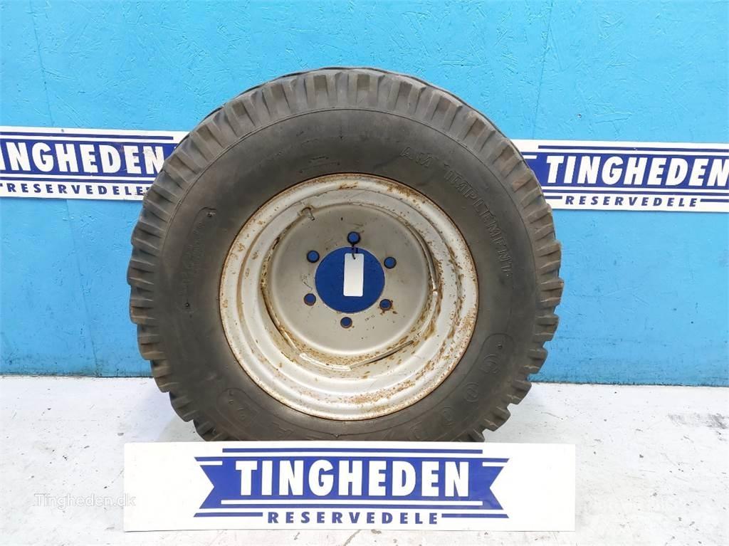  18 12.5/80-18 Banden, wielen en velgen