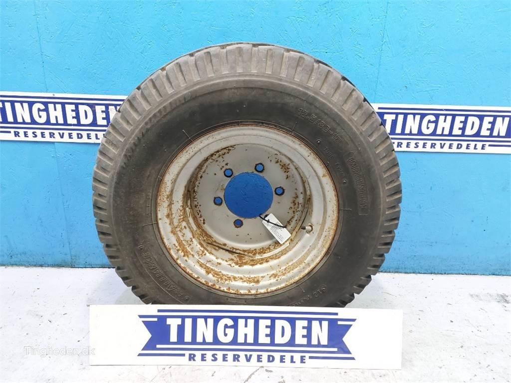  18 12.5/80-18 Banden, wielen en velgen