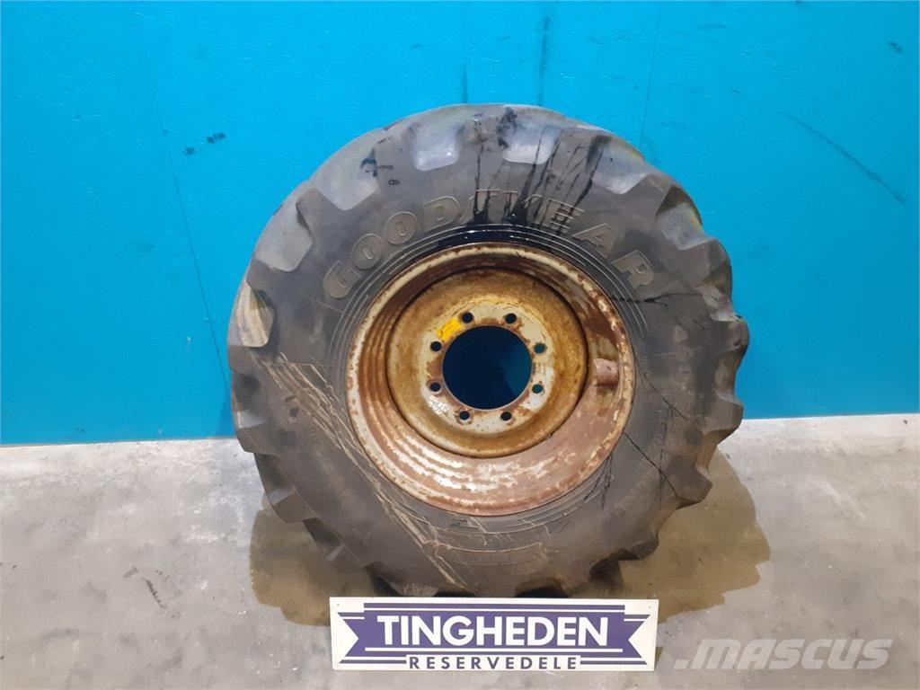  24 460/70R24 Banden, wielen en velgen