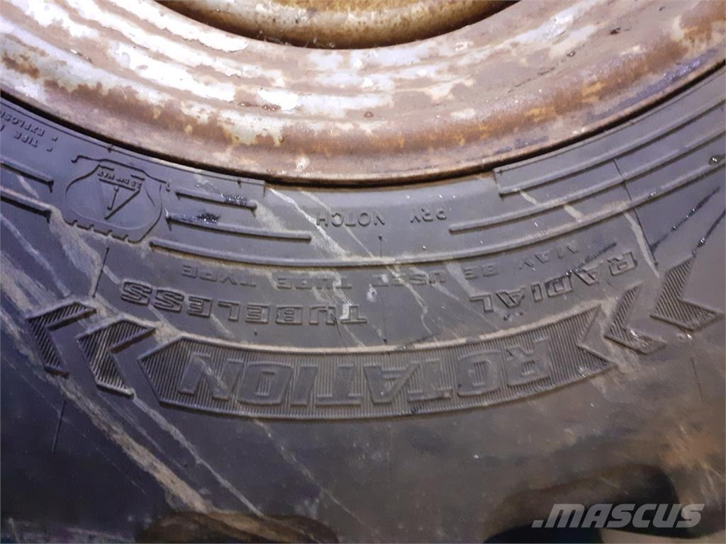  24 460/70R24 Banden, wielen en velgen