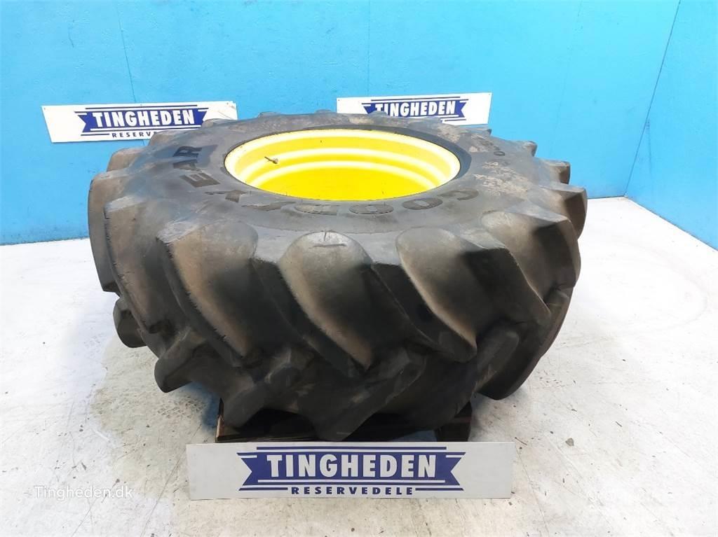  32 650/75 R32 Banden, wielen en velgen