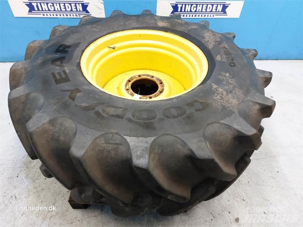  32 650/75 R32 Banden, wielen en velgen