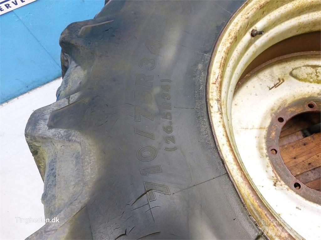  345 710/75 R34 Banden, wielen en velgen
