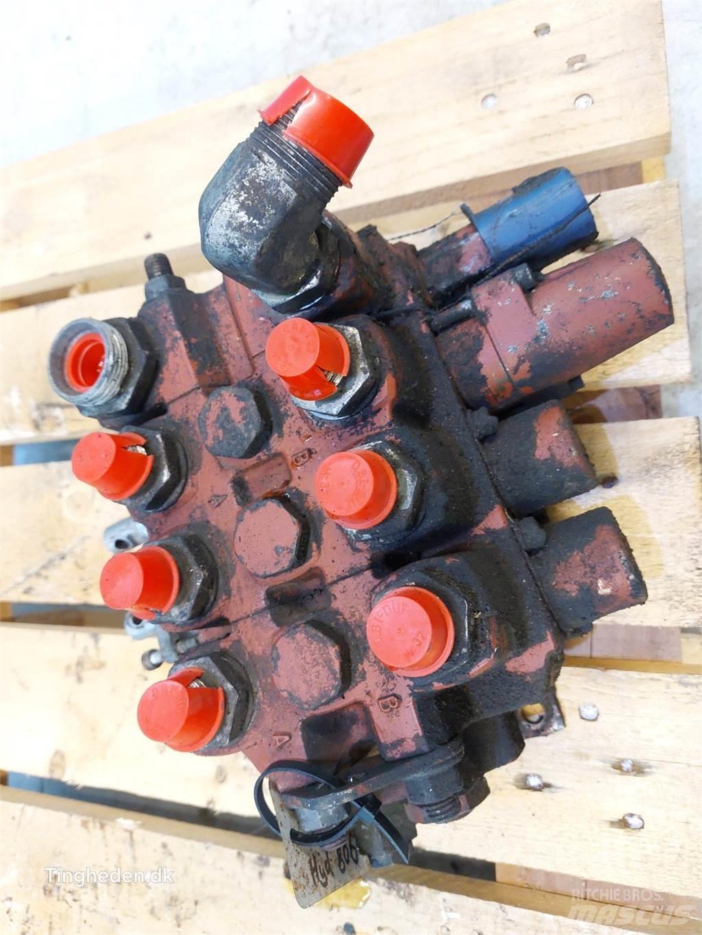 Hydrema 806 Hydraulics