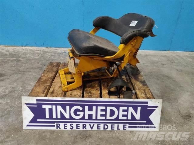 John Deere 310 Cabine en interieur