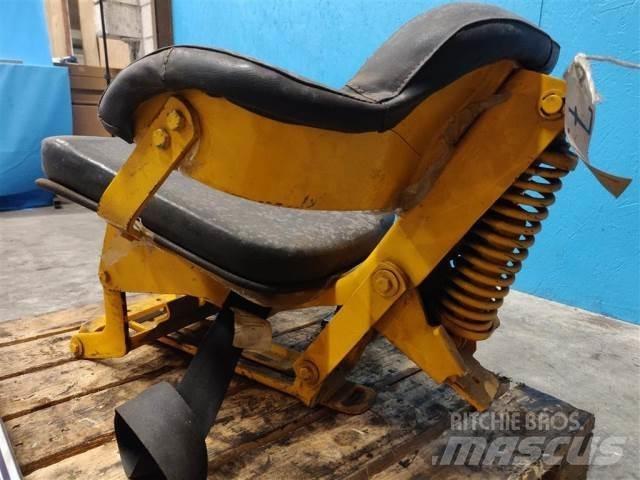 John Deere 310 Cabine en interieur