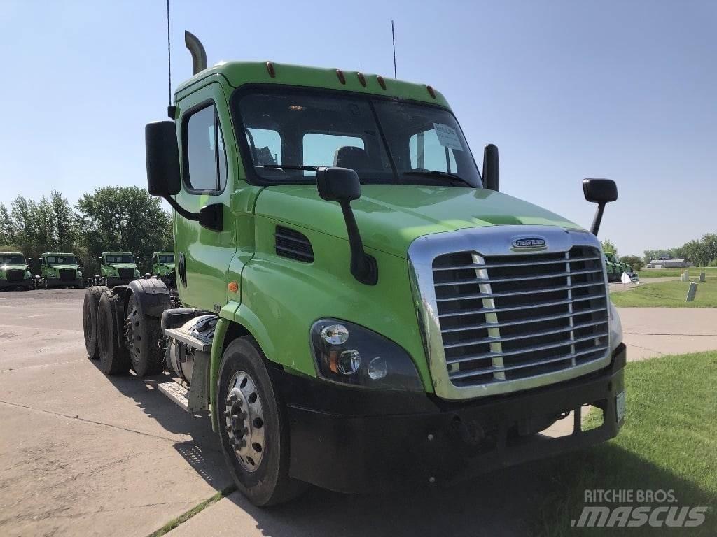 Freightliner CA113 Trekkers