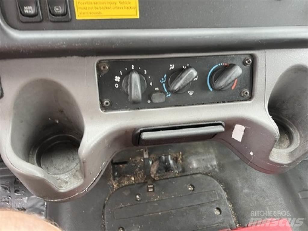 Freightliner M2106 Drankenwagen