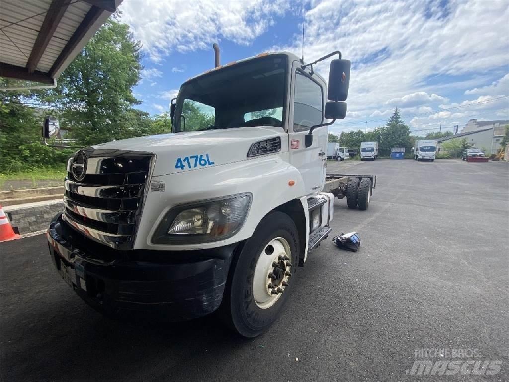 Hino 338 Chassis met cabine