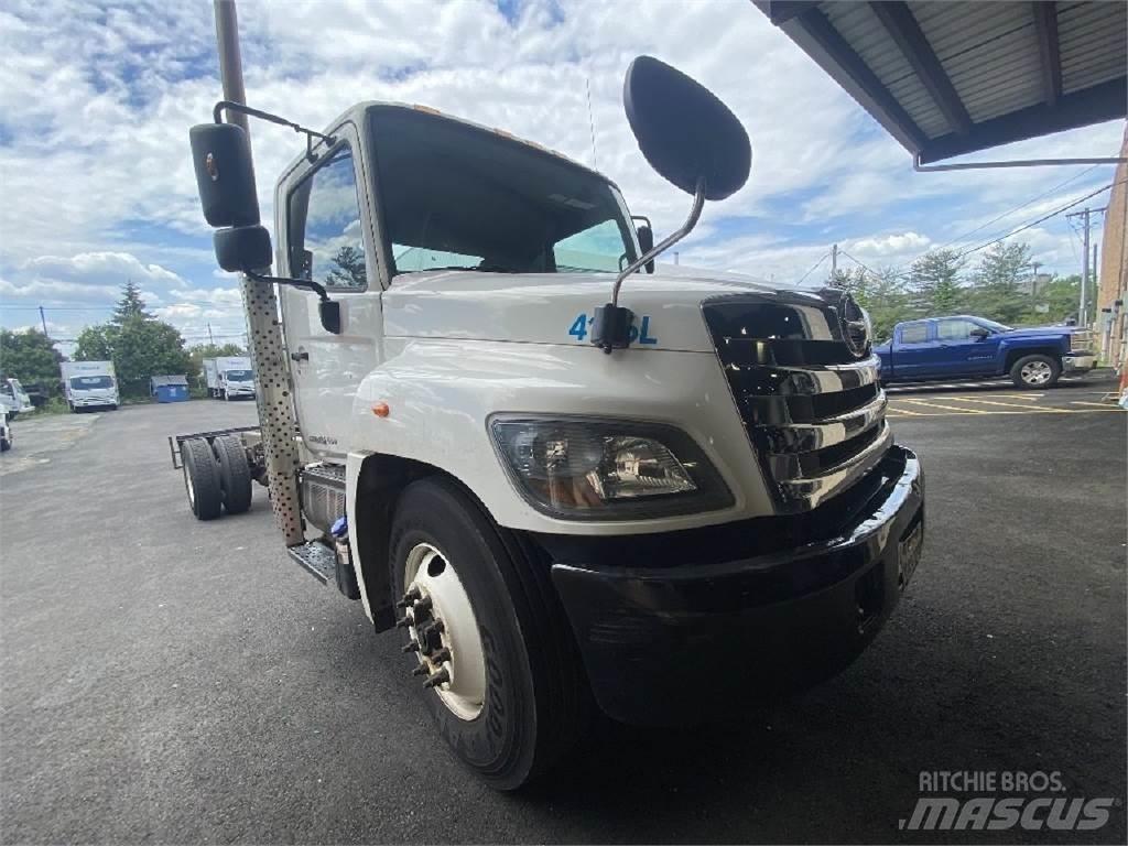 Hino 338 Chassis met cabine