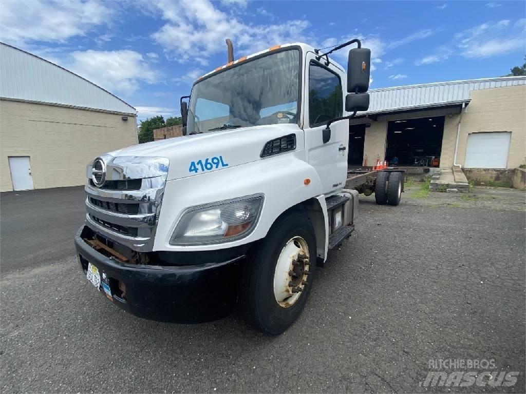 Hino 338 Chassis met cabine