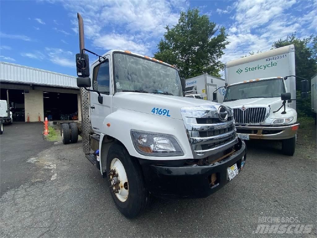 Hino 338 Chassis met cabine