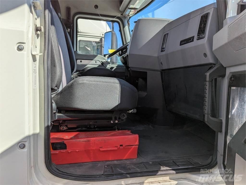 Mack AN64T Trekkers