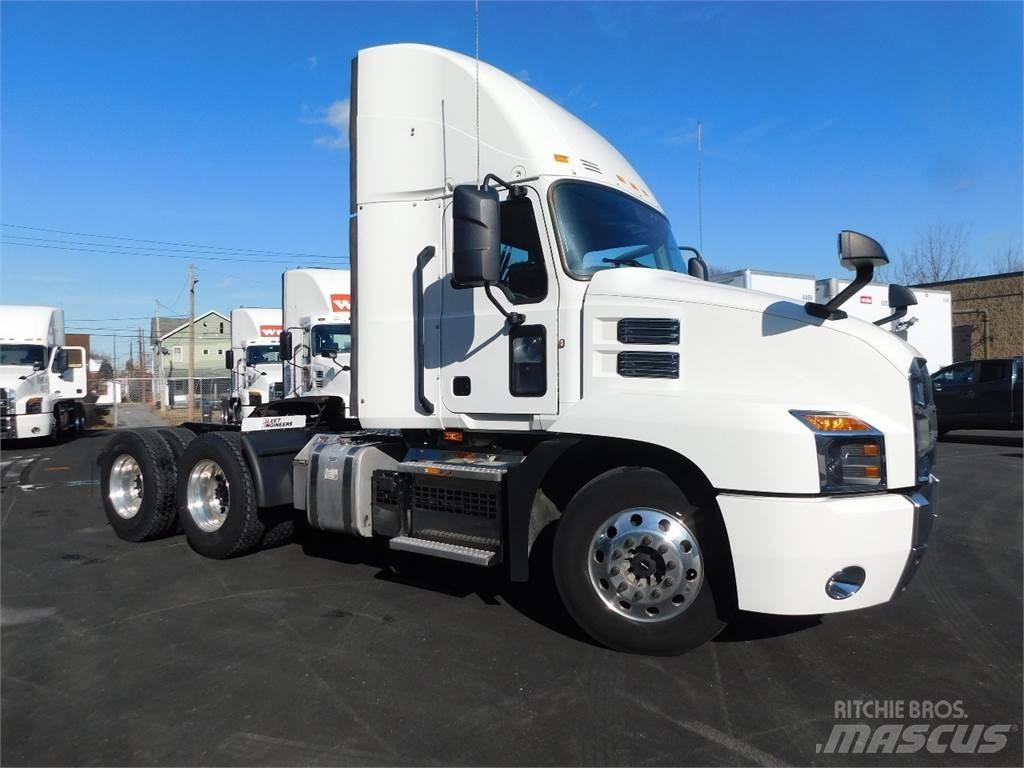 Mack AN64T Trekkers
