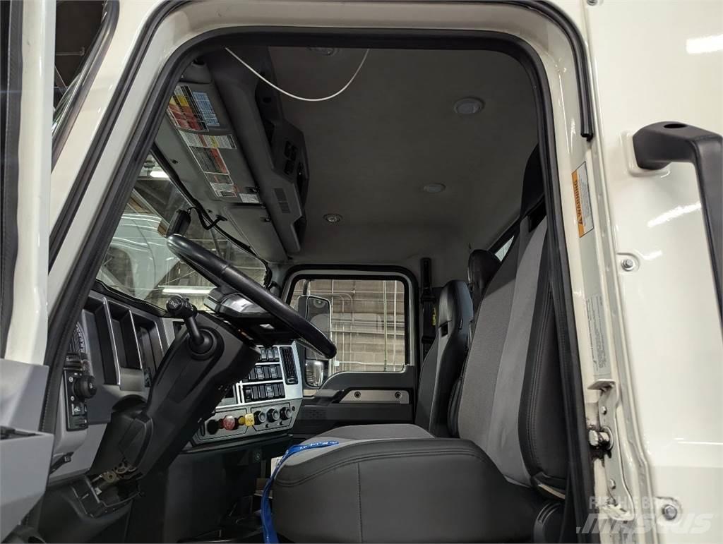 Mack AN64T Trekkers