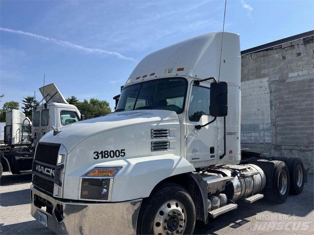 Mack Anthem AN64T Trekkers