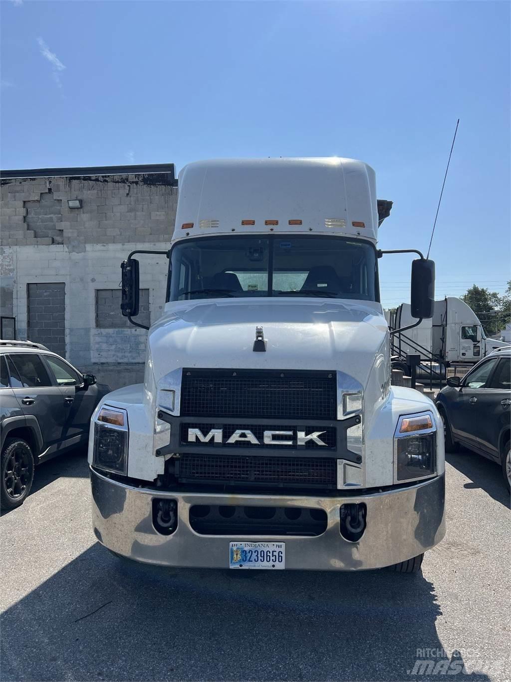 Mack Anthem AN64T Trekkers