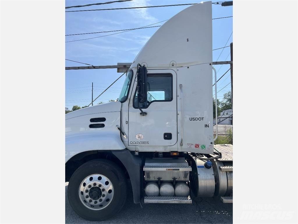 Mack CXU613 Trekkers