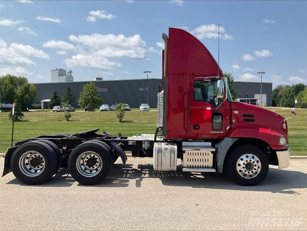 Mack CXU613 Trekkers