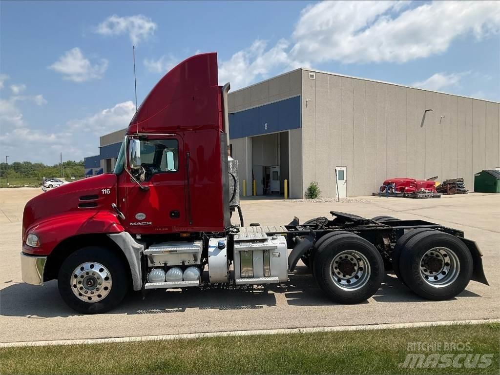 Mack CXU613 Trekkers