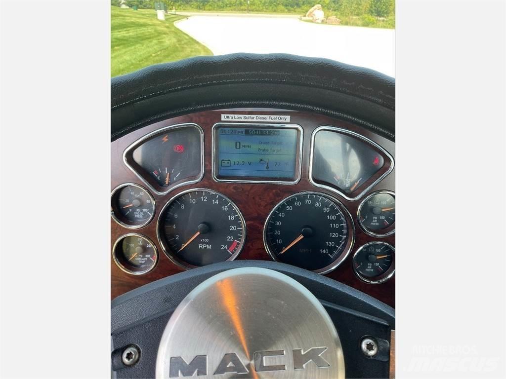 Mack CXU613 Trekkers