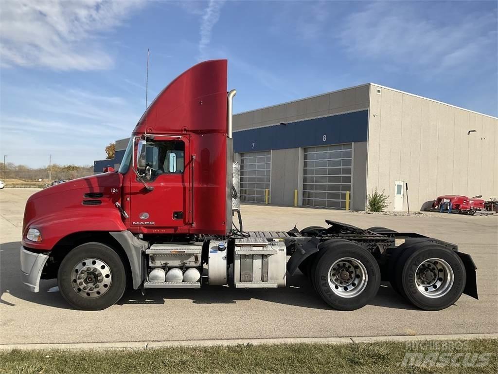 Mack CXU613 Trekkers