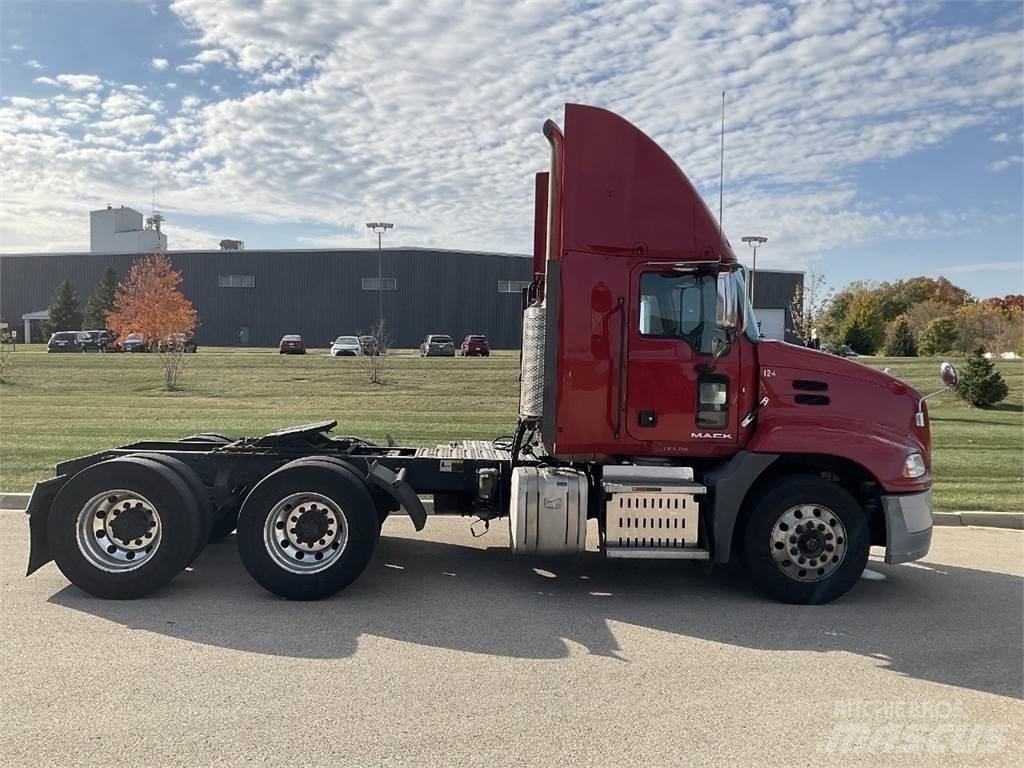 Mack CXU613 Trekkers