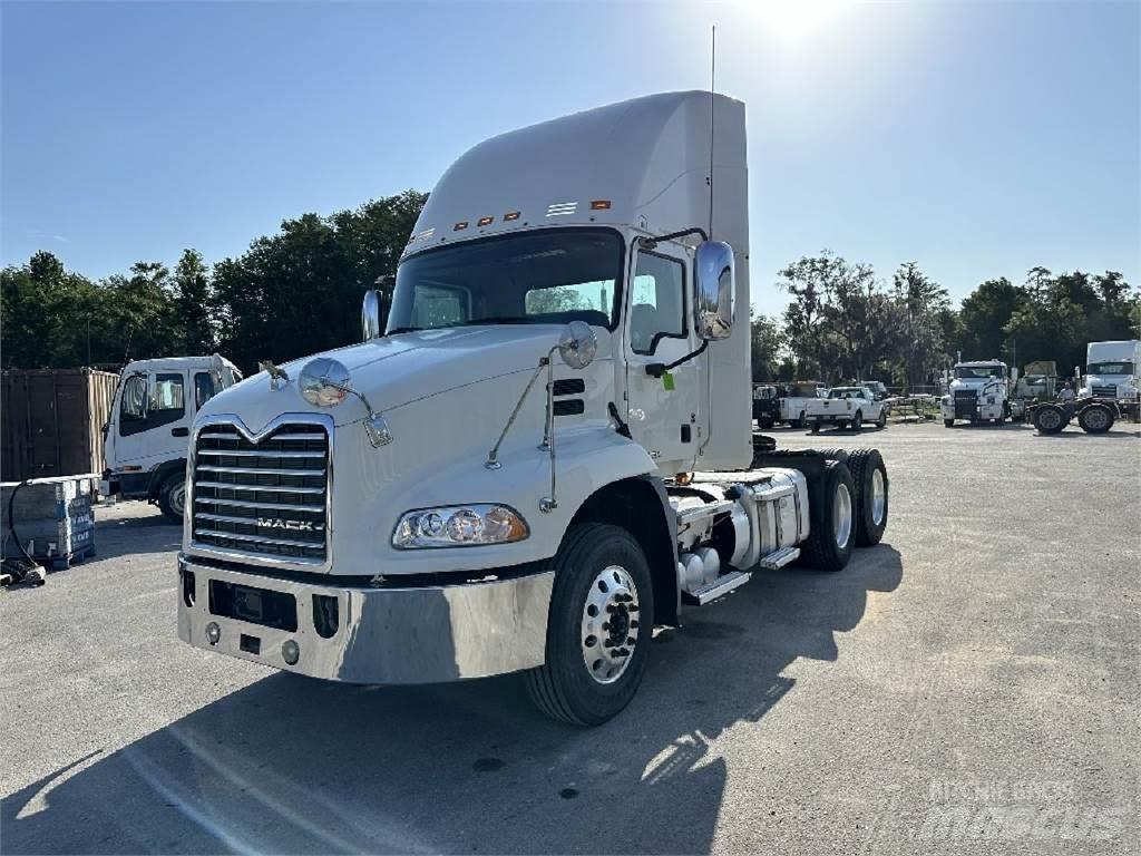 Mack CXU613 Trekkers