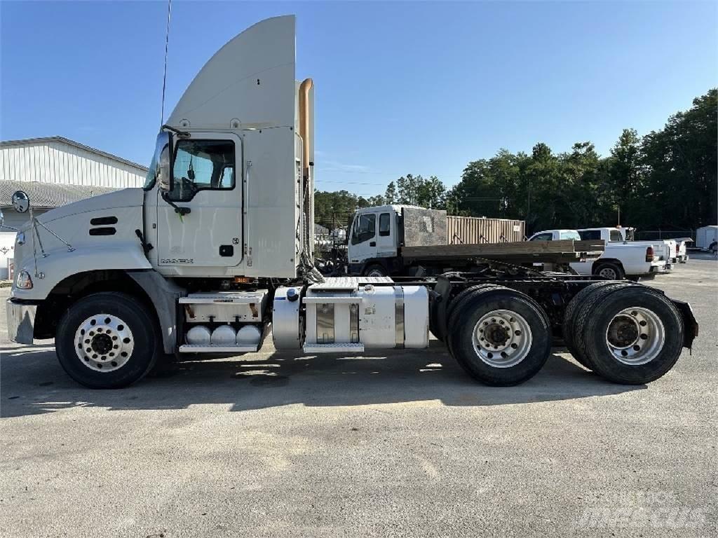 Mack CXU613 Trekkers