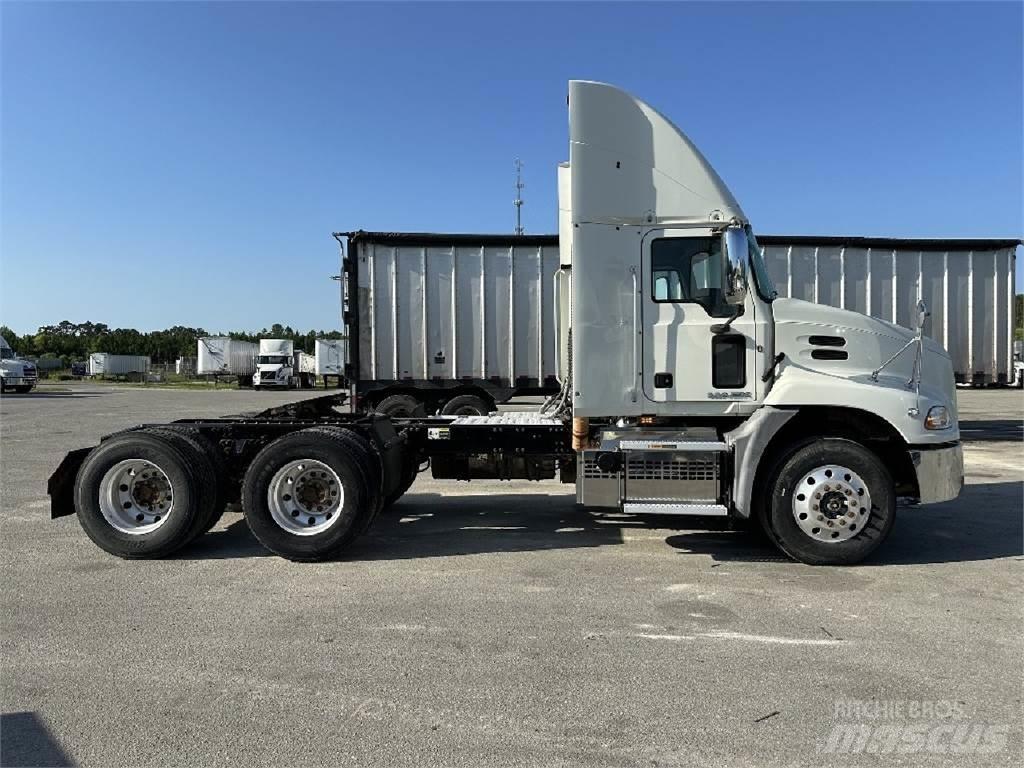 Mack CXU613 Trekkers
