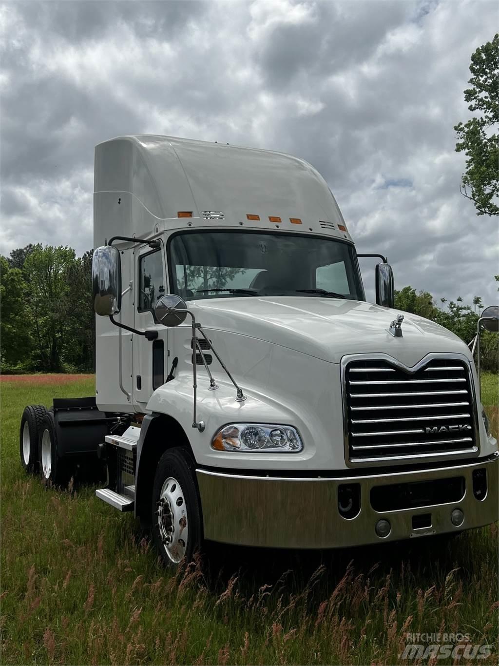 Mack CXU613 Trekkers
