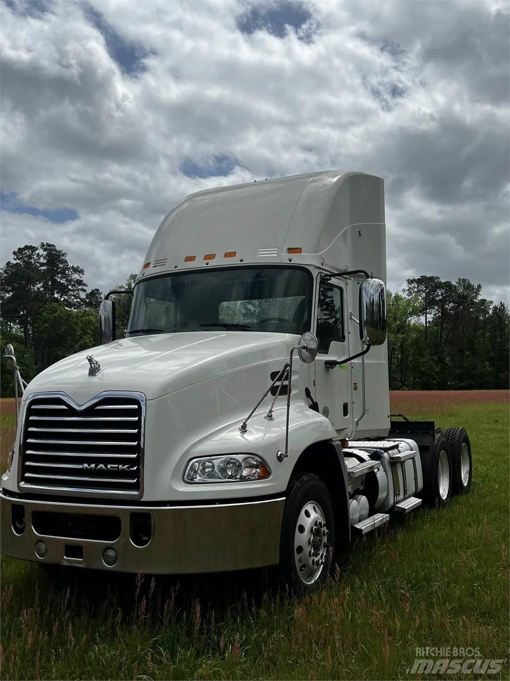 Mack CXU613 Trekkers