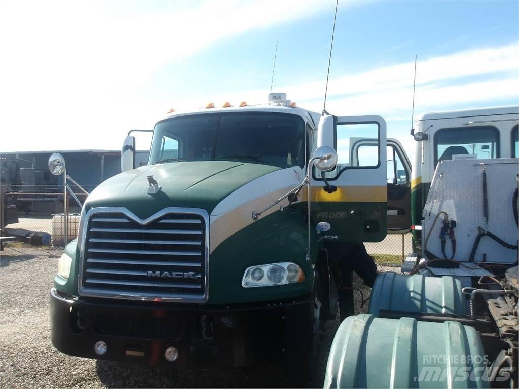 Mack CXU613 Trekkers