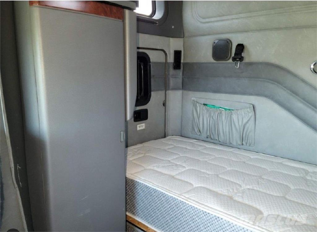 Mack CXU613 Trekkers