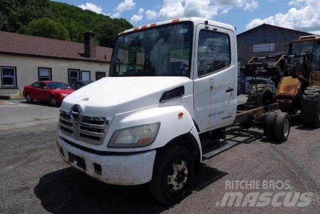 Hino 145 Chassis met cabine