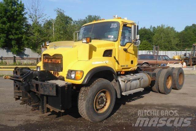 Mack CV713 Chassis met cabine