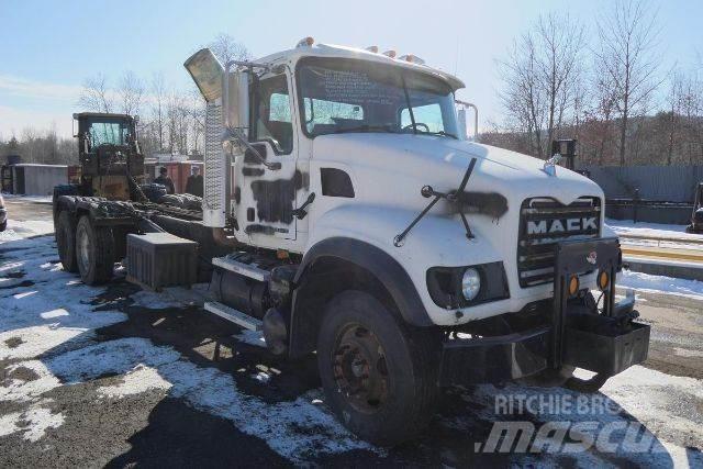 Mack CV713 Chassis met cabine