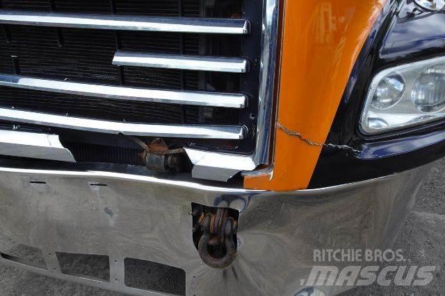 Mack CX612 Chassis met cabine